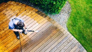 Rénover sa terrasse soi-même : les gestes efficaces à faire maintenant pour en profiter cet été