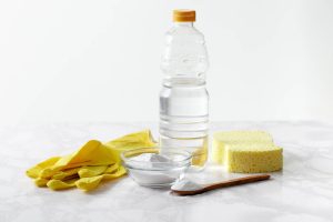 Le vinaigre blanc cache des pouvoirs étonnants : 6 astuces pour nettoyer toute la maison naturellement
