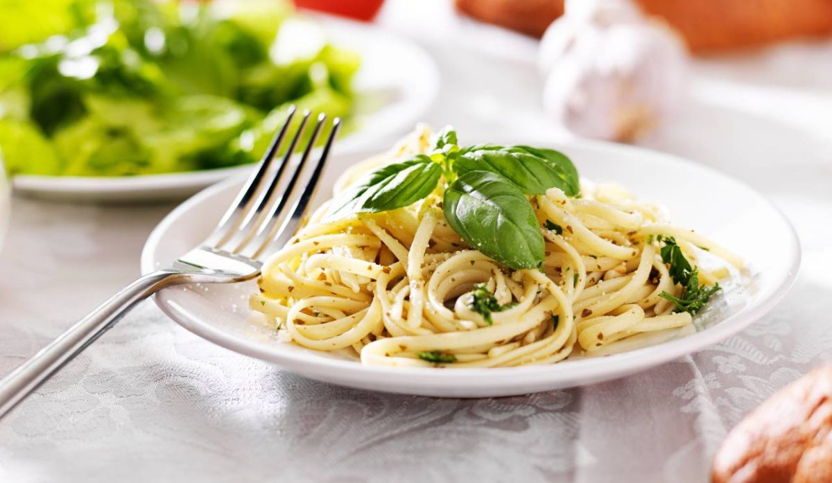 pâtes à l'ail, à l'huile d'olive et aux herbes fraîches