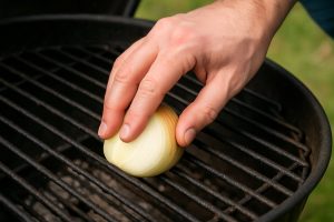 Avant vos grillades, frottez un oignon sur la grille : voici ce que ce geste peut changer
